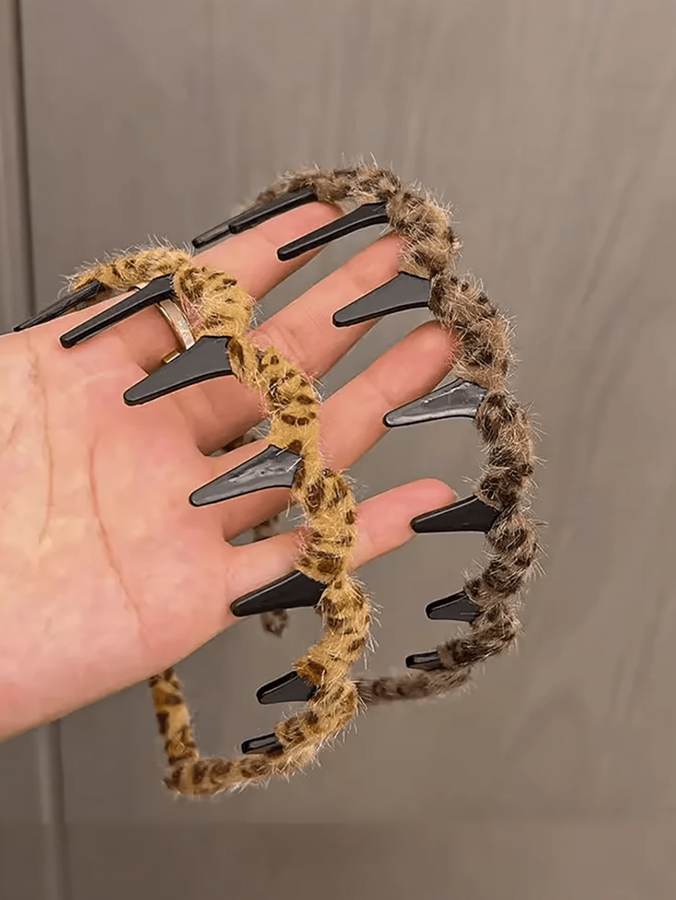 Women Accessories Shop Design - Tiara ondulada com estampa de leopardo