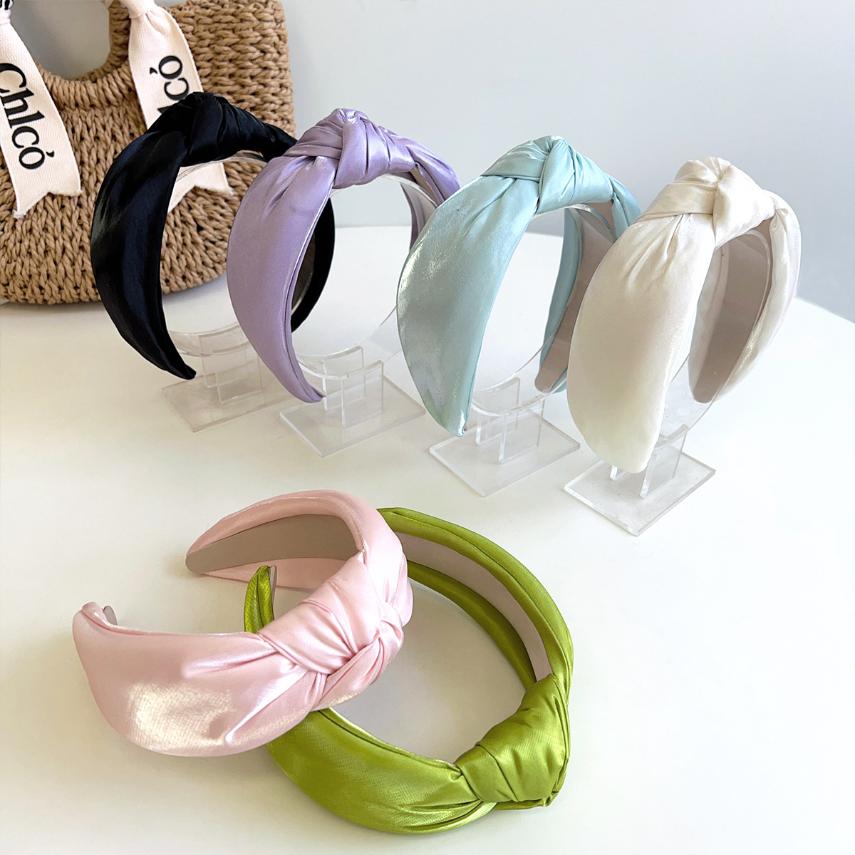 Women Accessories Shop Design - Faixa de Cabelo Elegante em Cetim